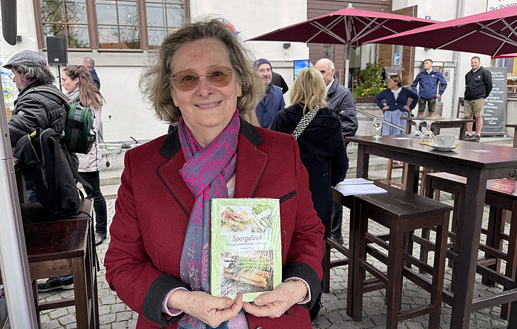 Der Spargel ist wieder das: Autorin Karin Wurst hatte die Neuauflage 2023 ihres Kochbuches "Spargelzeit 99 innovative Rezepte für den Spargel" mit dabei beim Anstich auf dem Viktualienmarkt am 10.04.202 (©Foto.Martin Schmitz)